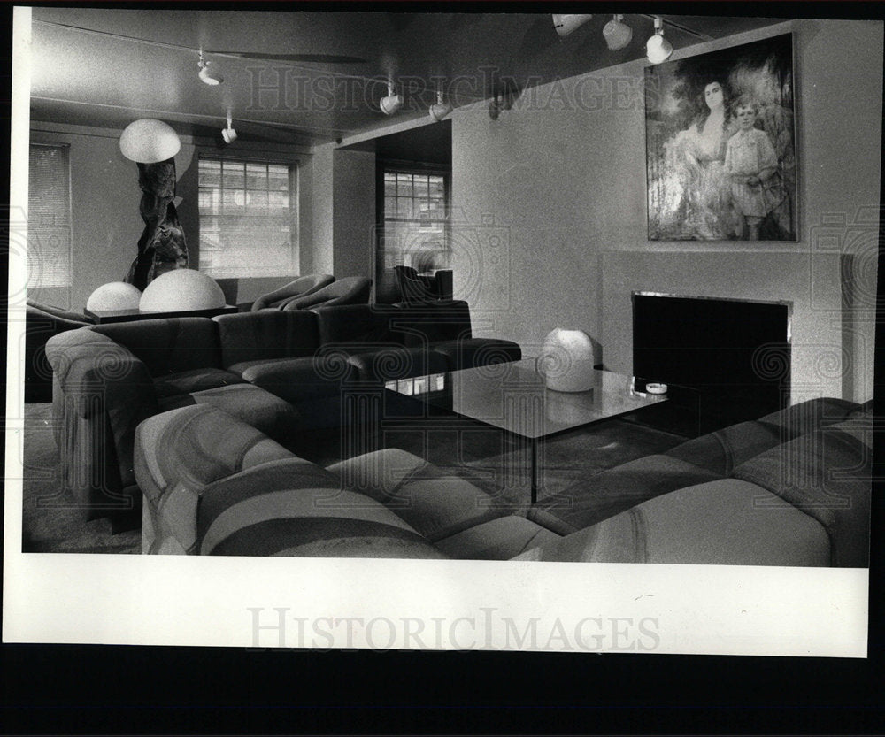 1977 Press Photo Dramatic track lighting wall carpeting - Historic Images
