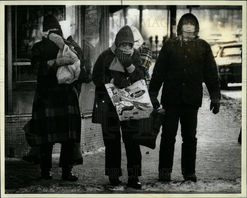 1903 Press Photo Lincoln Square Shopping people cold  - Historic Images