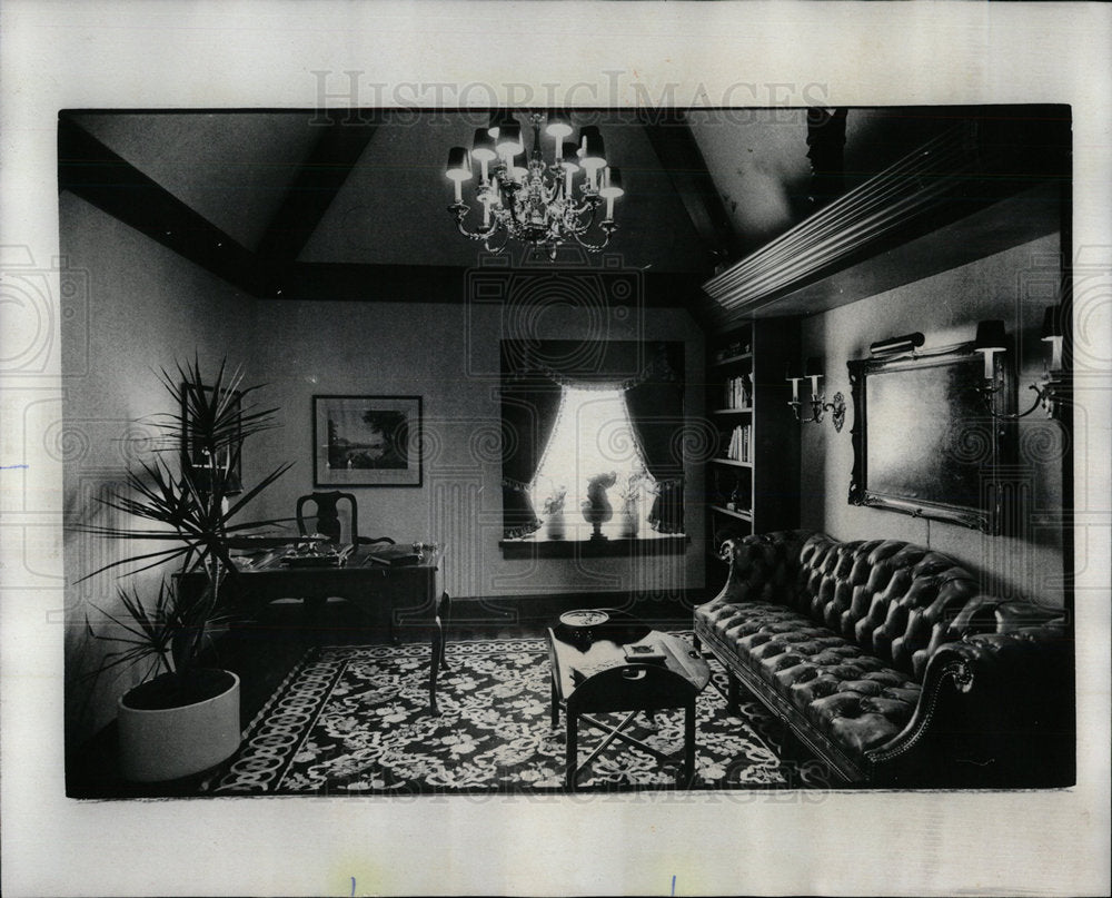 1976 Press Photo Carpet England mitered antique home  - Historic Images