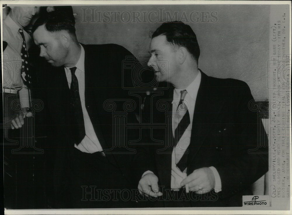 1937 Press Photo Roy Garr Close Eyes Bow Head In Court  - Historic Images