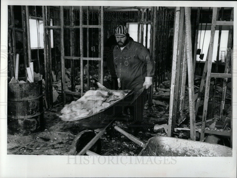 1991 Press Photo Dan Arlington Flood Damaged City - Historic Images