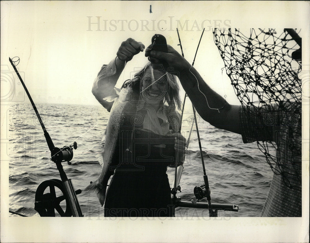 1977 Press Photo Clandia DuBois Caught Fish Outdoor  - Historic Images