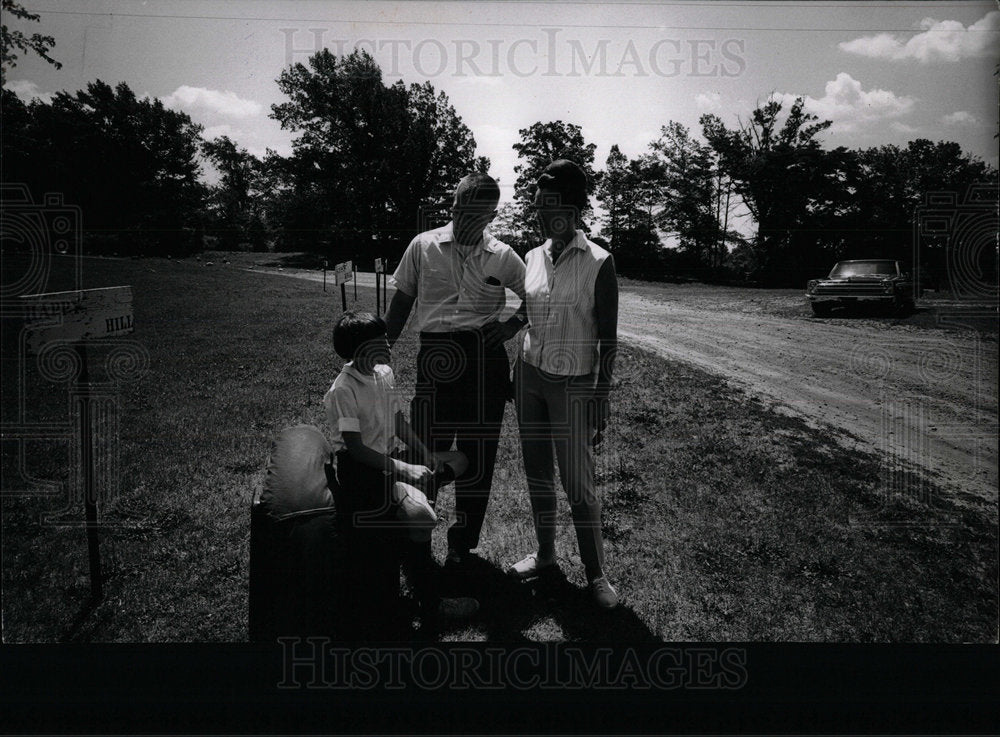 1965 Press Photo Maker parent road pose photographer - Historic Images