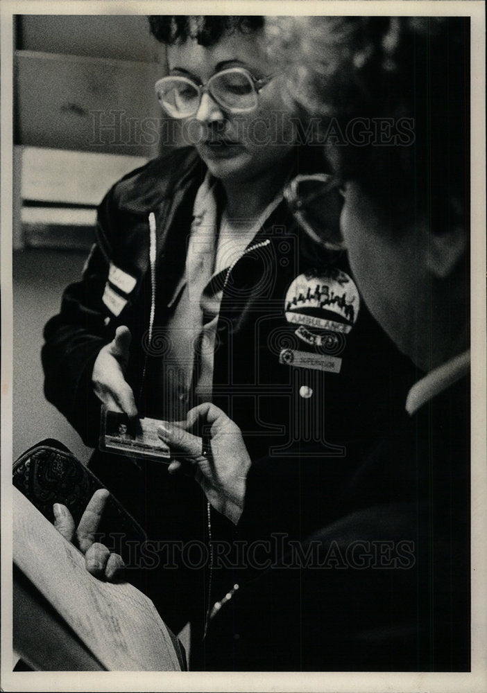 1981 Press Photo Edris Clarke Karen Richard Ambulance  - Historic Images