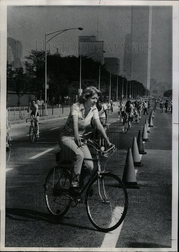 1977 Press Photo Biker riding track Columbus Grant Park - Historic Images