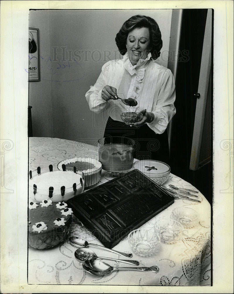 1983 Press Photo Elaine Sherman chocolates mousses one - Historic Images