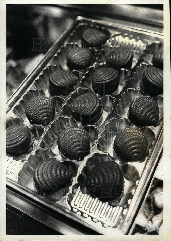 1980 Press Photo John Moon Godiva Chocolate Candies - Historic Images
