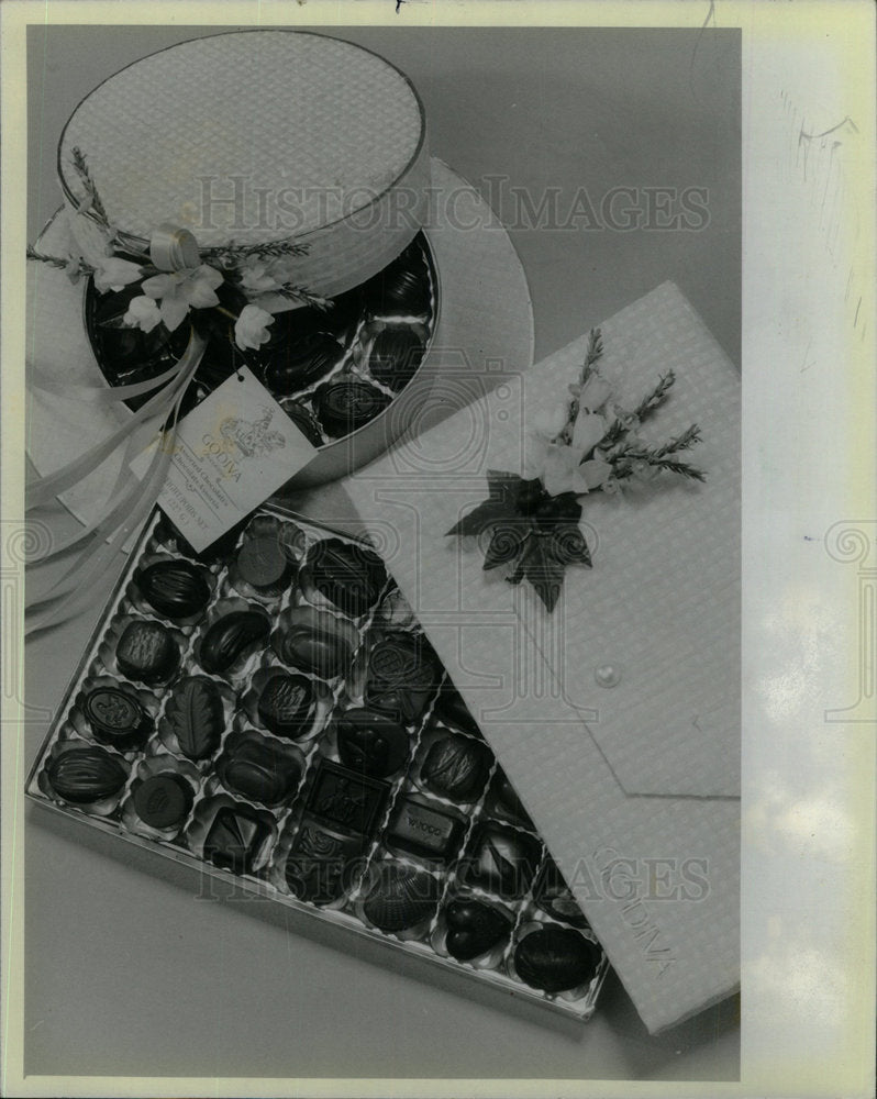 1986 Press Photo Flower trimmed straw skimmer ribbon  - Historic Images