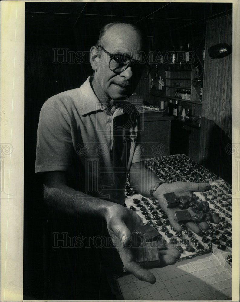 1984 Press Photo Joe Oskins Candy Chocolates Xmas - Historic Images
