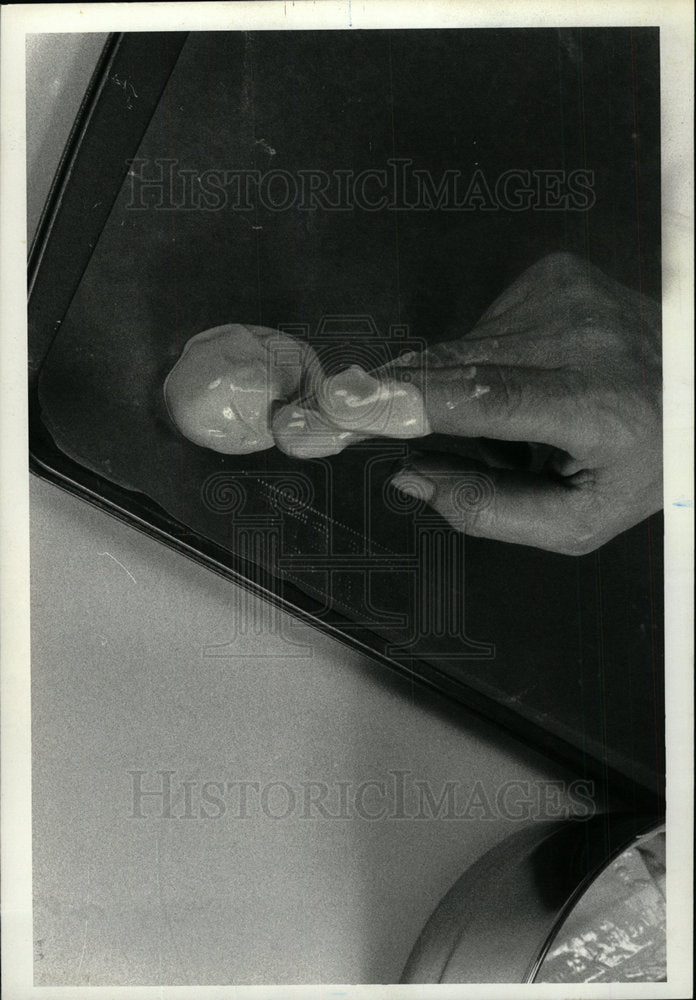 1979 Press Photo Roll egg coating cover tap Swil paper  - Historic Images