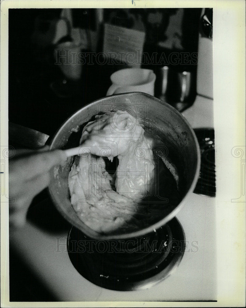 1985 Press Photo Katherine Prescott cooked toffee food  - Historic Images