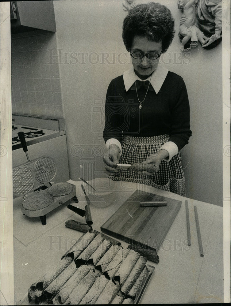 1974 Press Photo Cooking hobby object people cannoli  - Historic Images