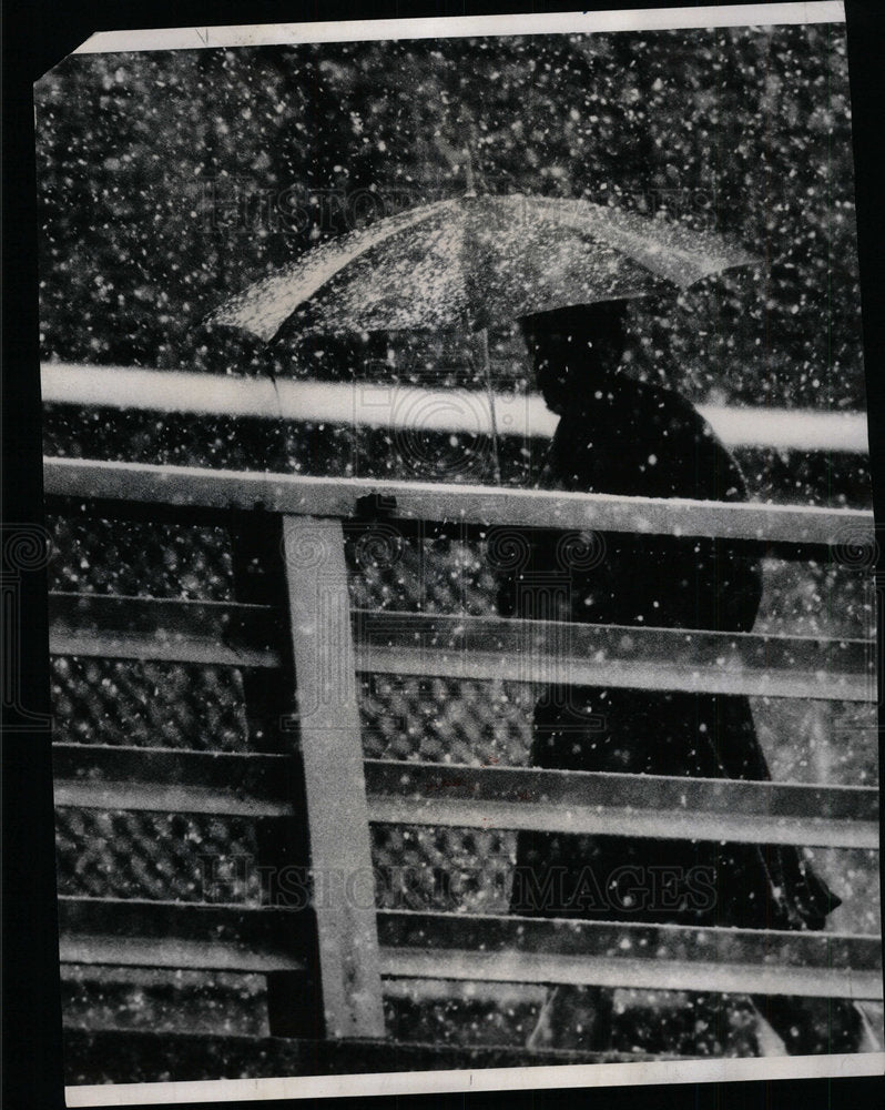1971 Press Photo Snowing in Chicago - Historic Images