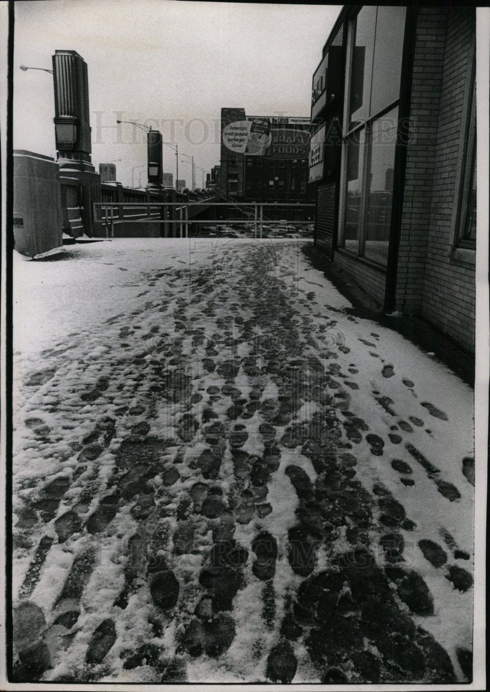 1971 Press Photo Slushy footprints Lake Shore Grand   - Historic Images