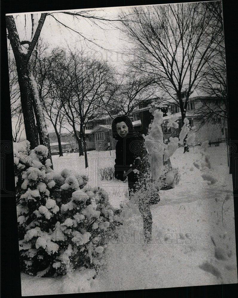 1971 Press Photo Mrs William McCarthy shovels Oak park - Historic Images