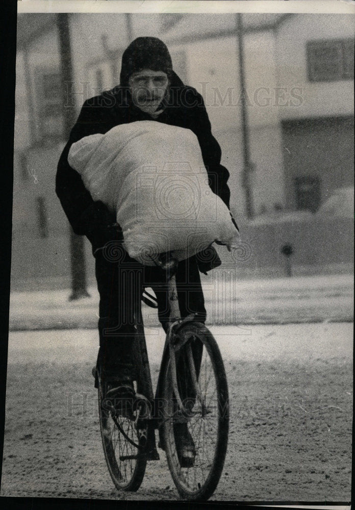 1974 Press Photo Snowstorm doesn't keep this cyclist - Historic Images
