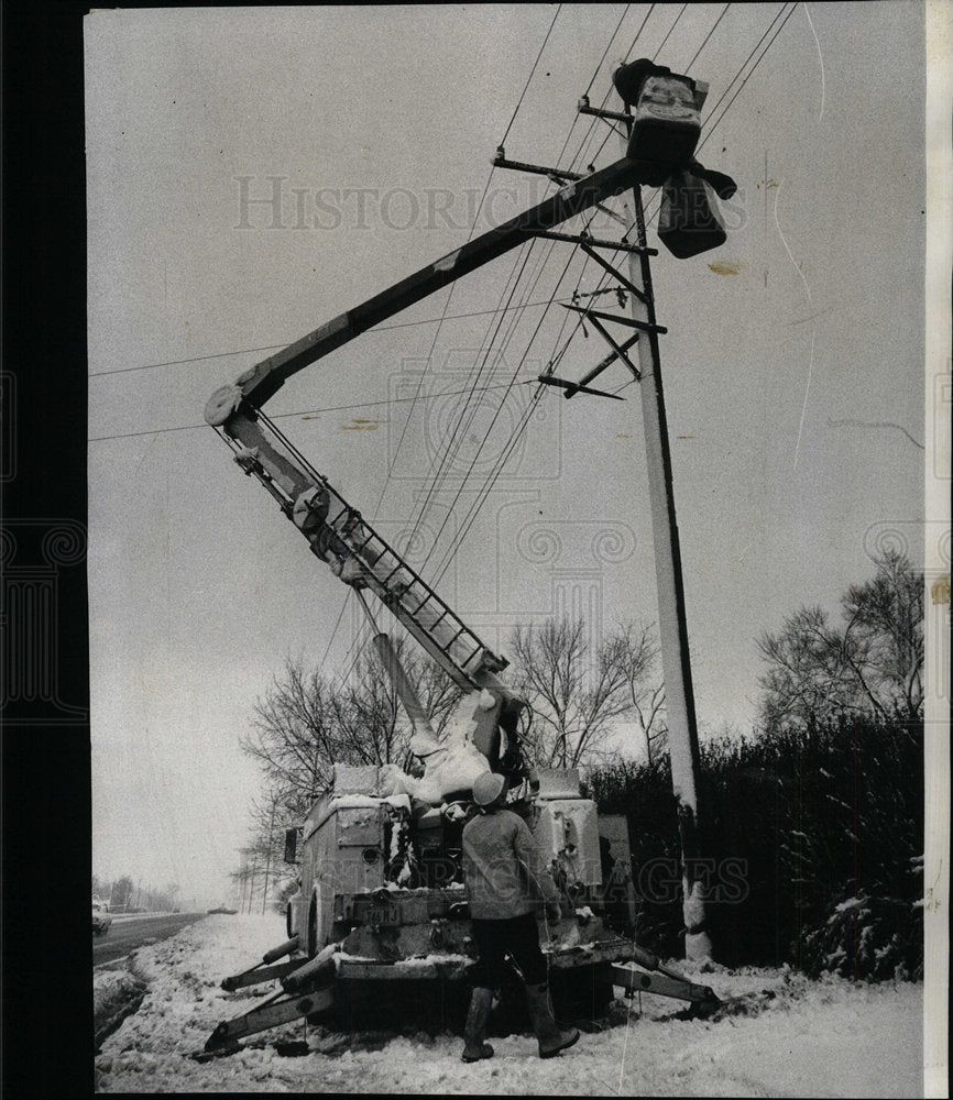 1973 Press Photo Damaged Power Lines Repair Snow Storm - Historic Images