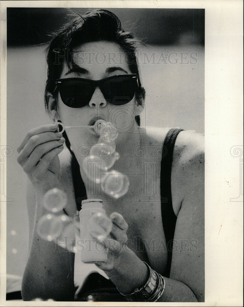 1987 Press Photo Donna Swanson Oak street beach bubbles - Historic Images
