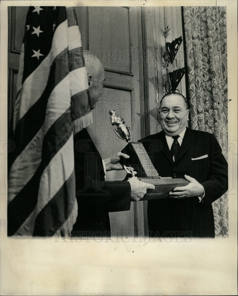 1964 Press Photo Daley Receives Cleanest Town Award - Historic Images