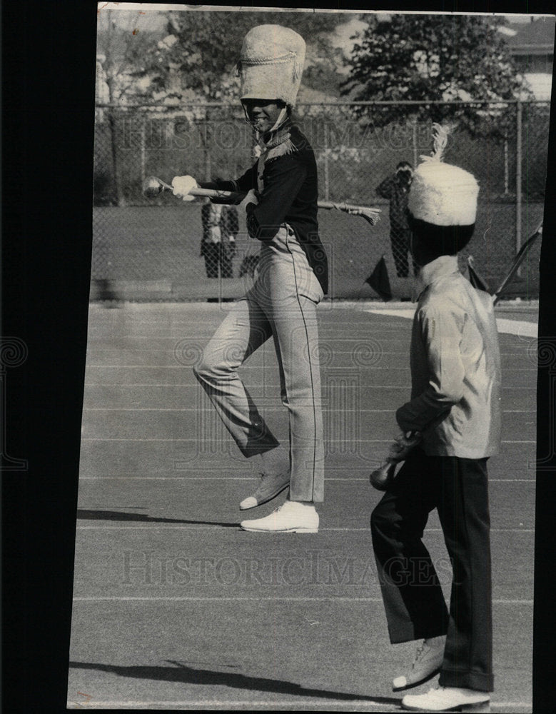 1975 Press Photo Yul Brown Vocational Drum Public Game - Historic Images