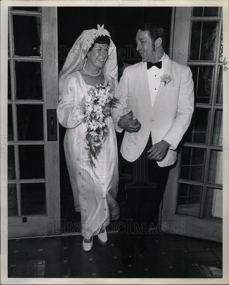 1972 Press Photo Mr Mrs Ramon Milton Ayleswort married  - Historic Images