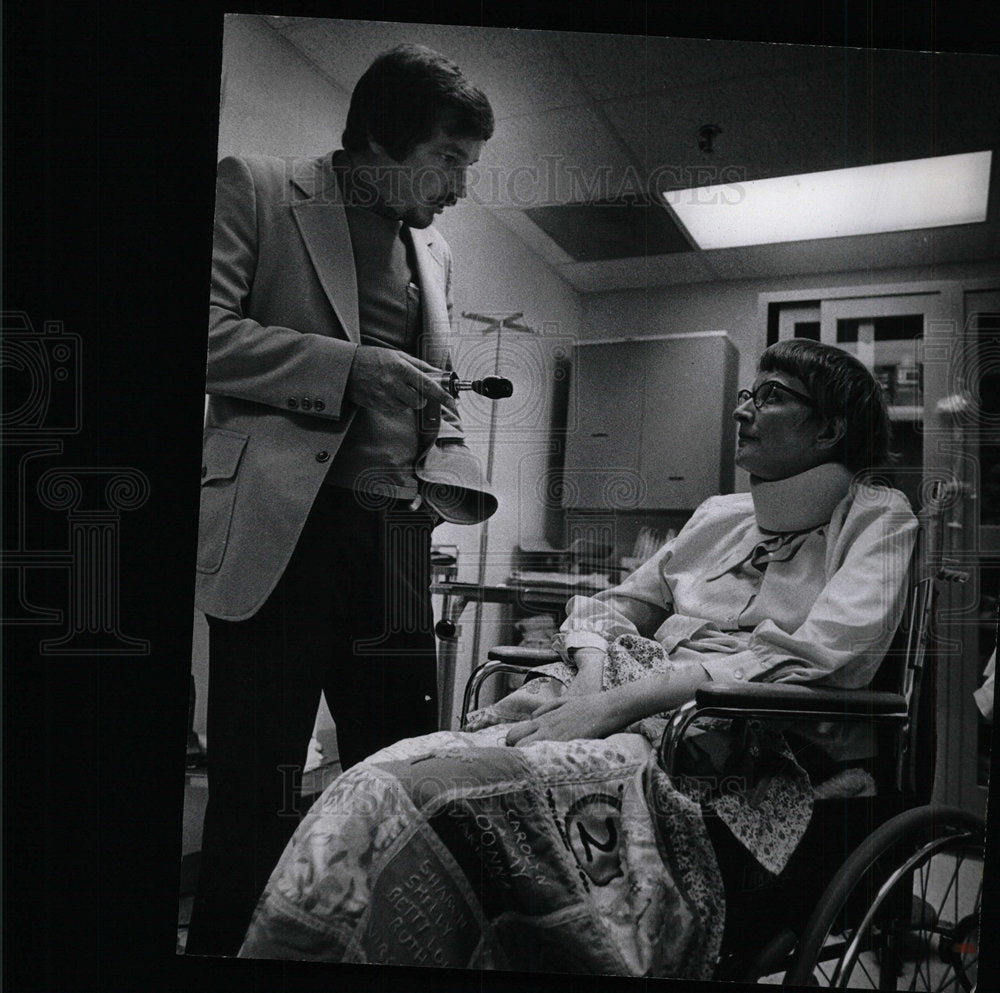 1976 Press Photo Dr Duane Glatz Mrs Jean Forseth clinic - Historic Images