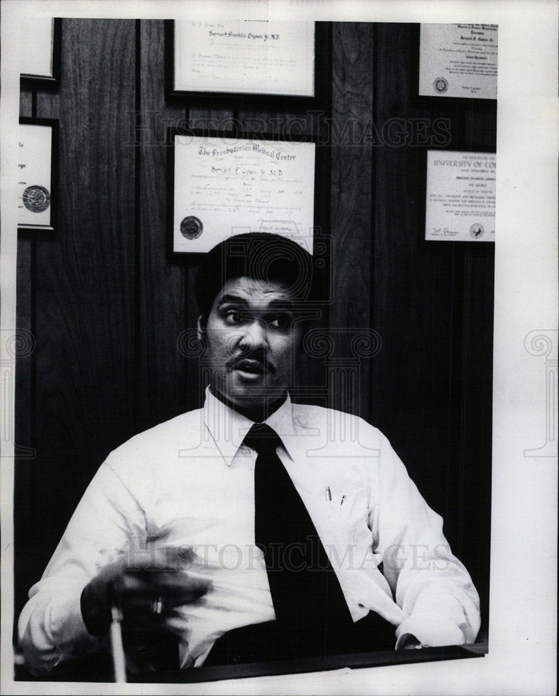 1979 Press Photo Bernard Gipson physician doctor  - Historic Images