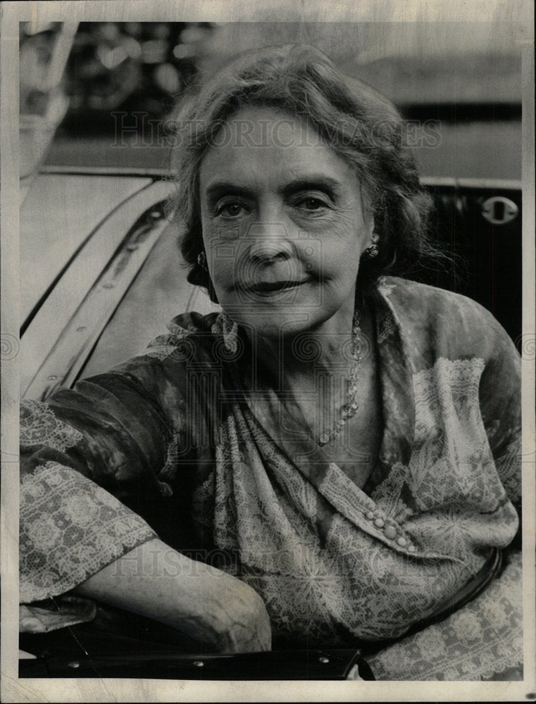 1978 Press Photo Actress Gish Leans Against Car Profile - Historic Images