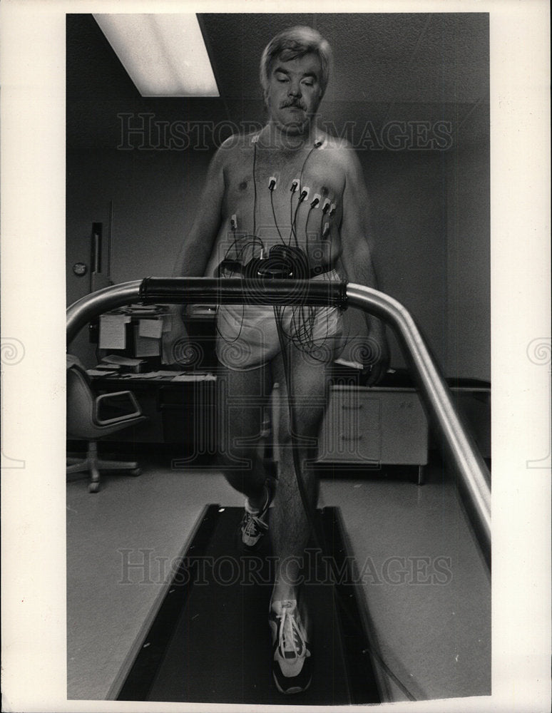 1987 Press Photo Dick Hall treadmill Heart Assn Mechine - Historic Images