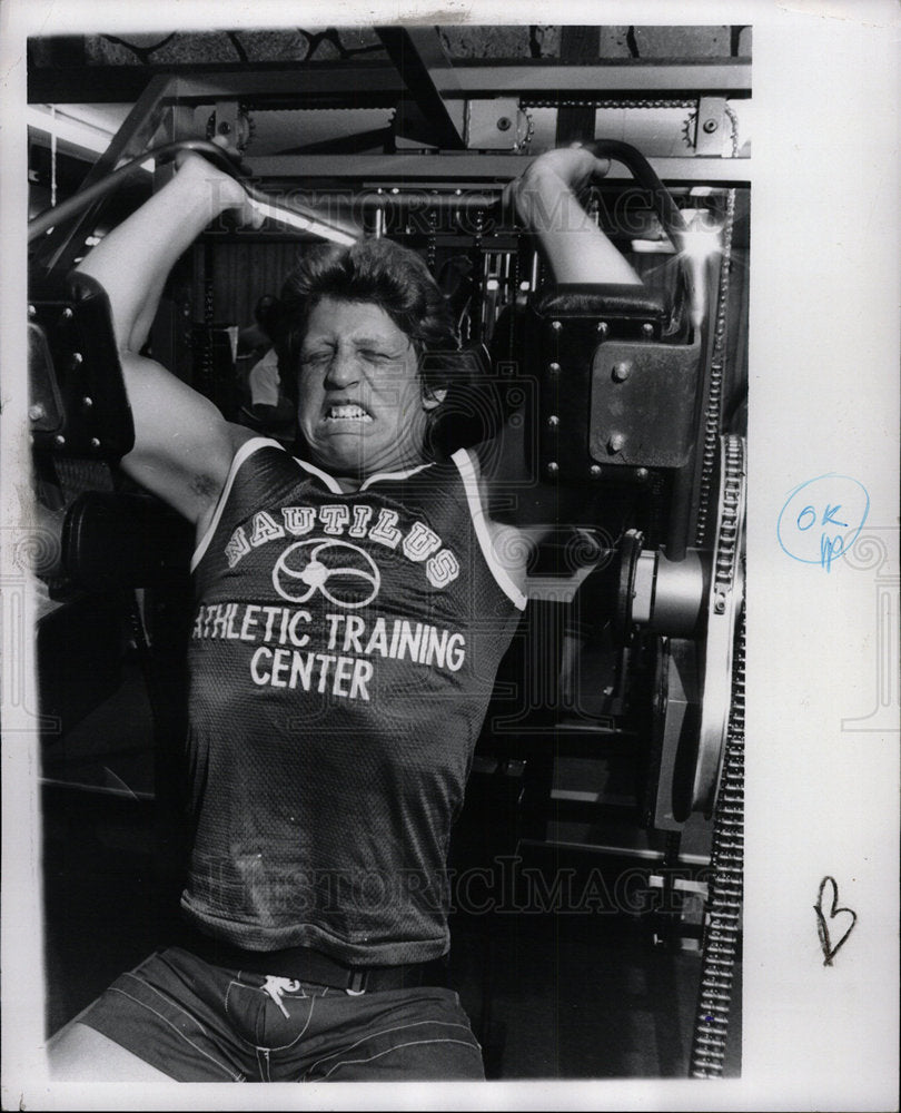 1977 Press Photo Athlete Working out in Nautilus Center - Historic Images