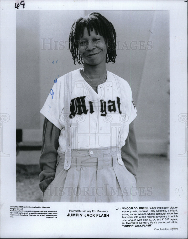 1986 Press Photo Whoopi Goldberg Jumpin&#39; Jack Flash - Historic Images