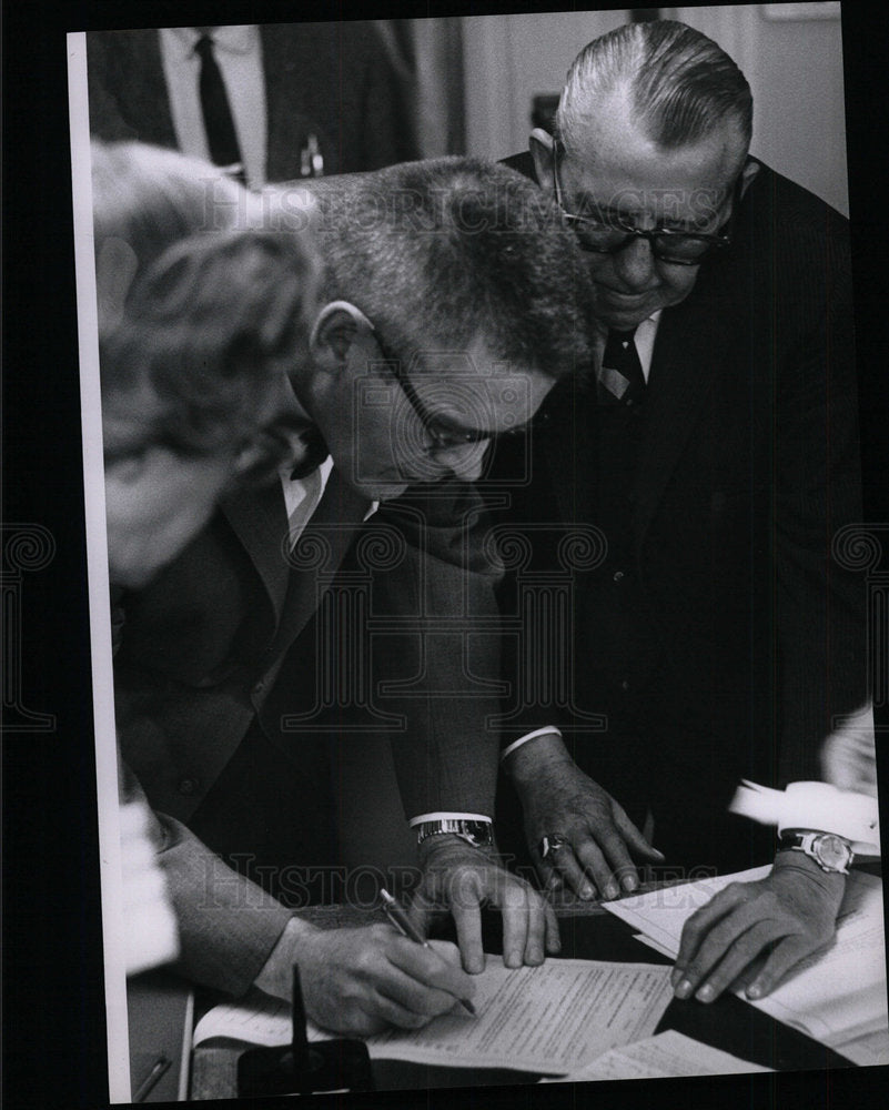 1961 Press Photo C. Joe De Mersseman Signs Bond - Historic Images