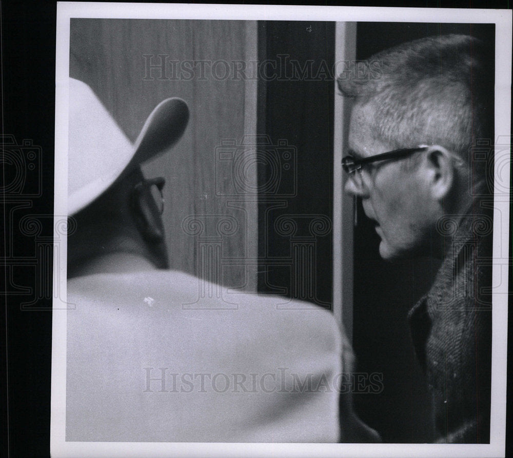 1961 Press Photo Sheriff John Hammond Invesitgates Murd - Historic Images
