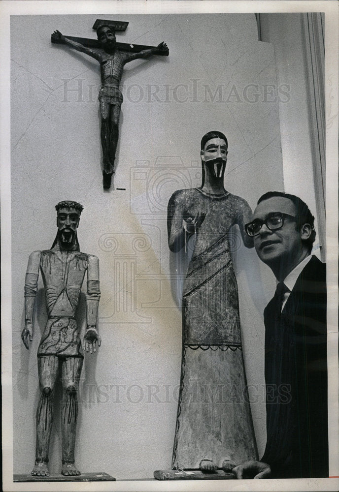 1968 Press Photo James Economos Louis Curator Fine Art  - Historic Images