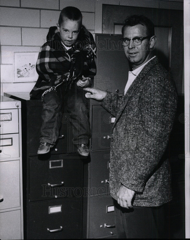 1959 Press Photo Paul Eccker With Son Randy Eccker - Historic Images