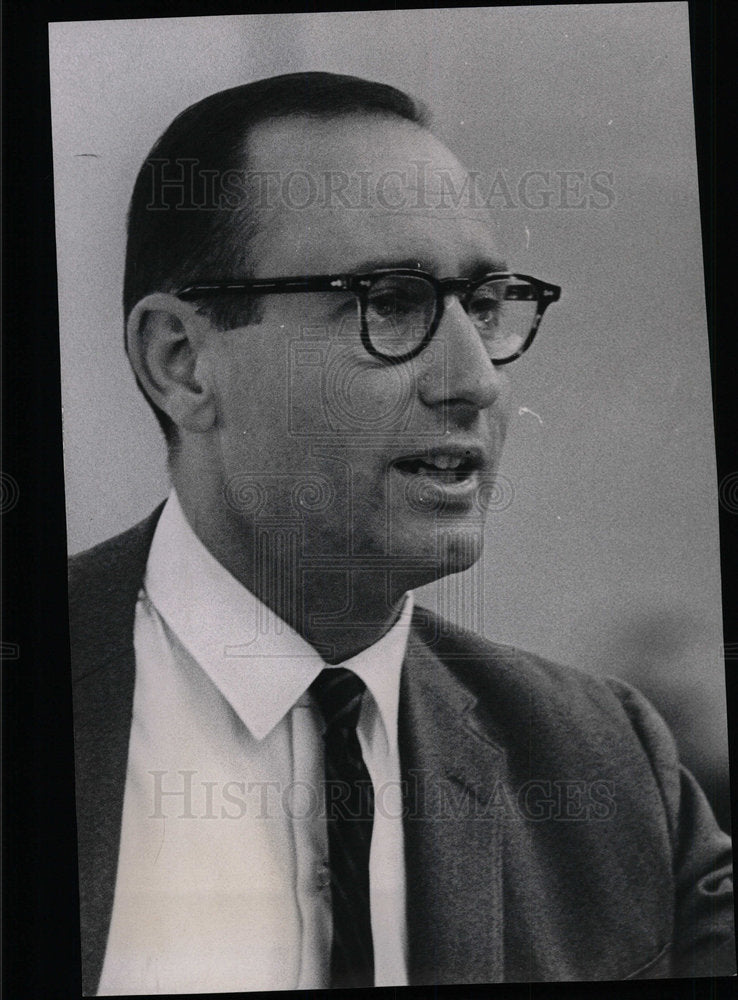 1963 Press Photo Asst. Atty Gen. Richard Eason fights D - Historic Images