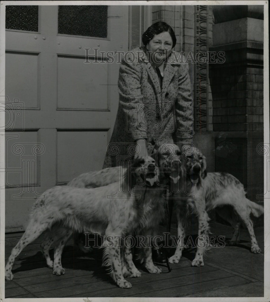 1947 Socialite Cook With Champion Setters - Historic Images