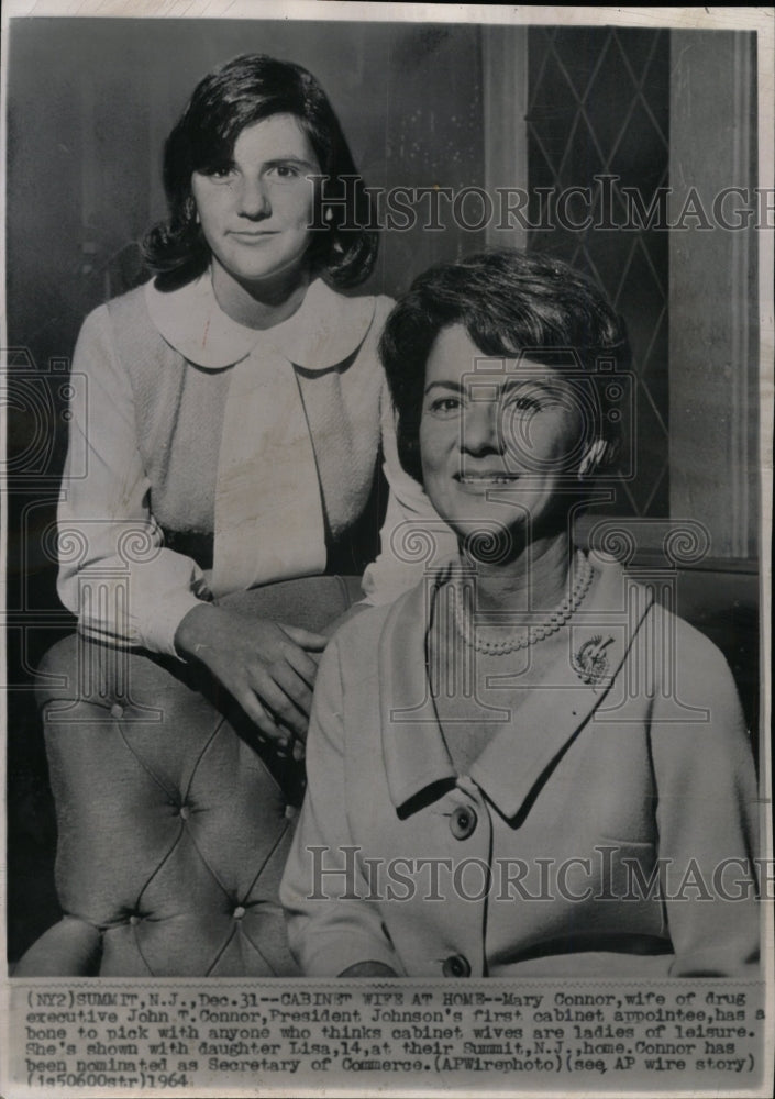 1964 Press Photo Mary and Lisa Connor, John Connor- RSA00213 - Historic Images