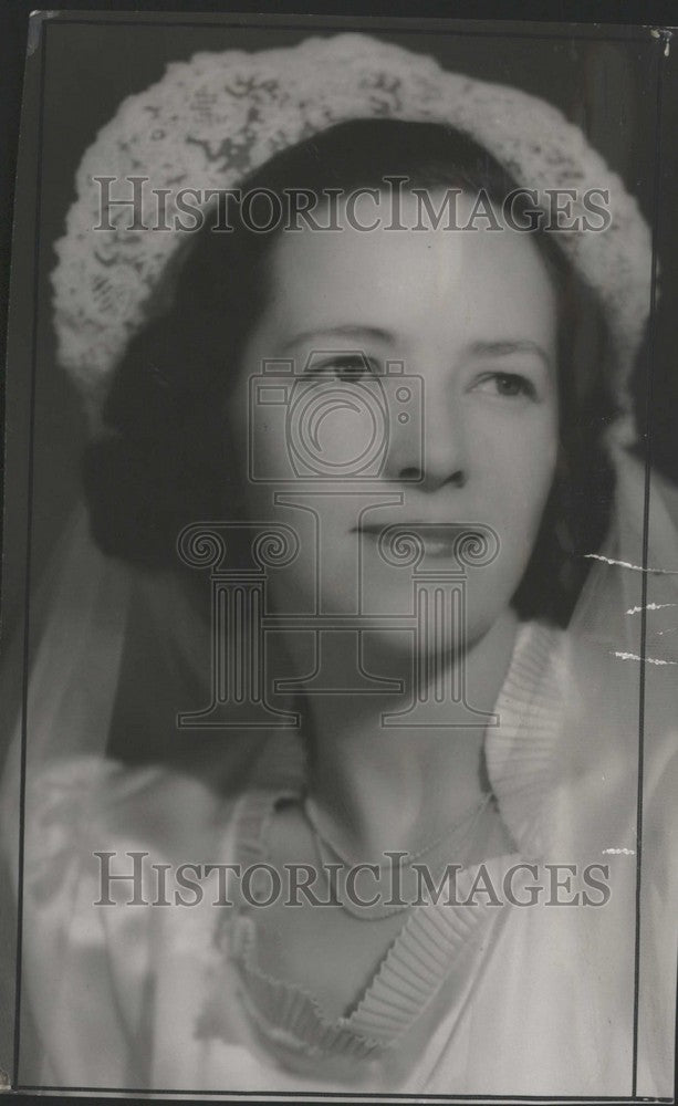 1941 Rosepoint Lace Lovely Miss Jean Martin - Historic Images