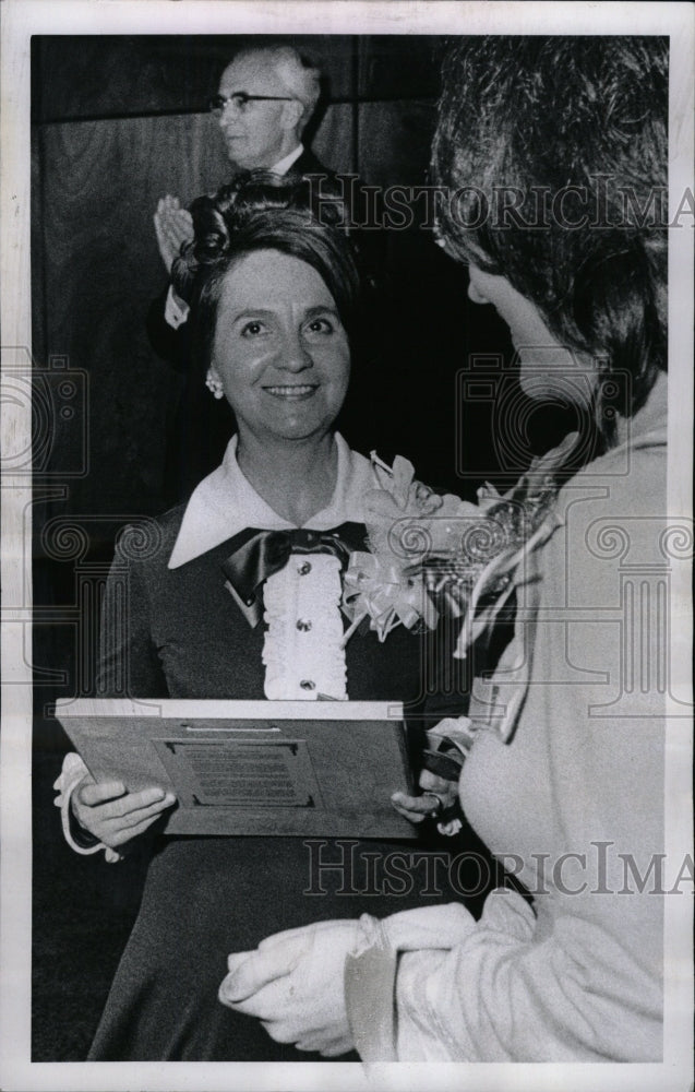 1973 Press Photo Mrs Lena Archulets Judge David Brofman- RSA01065 - Historic Images