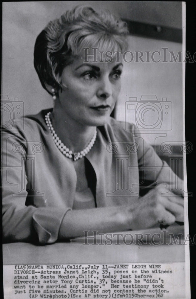 1962 Actress Janet Leigh poses Witness stan - Historic Images