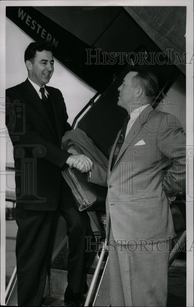 1954 Press Photo Eugene McCarthy chats shake hands John- RSA01235 - Historic Images