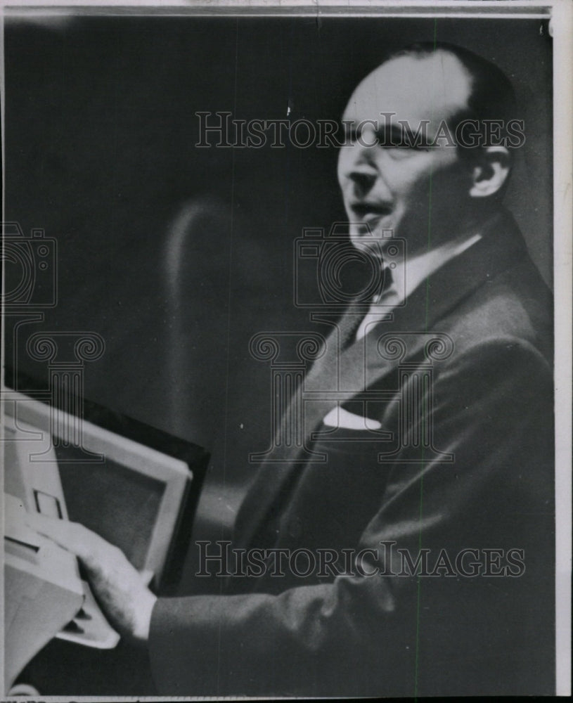 1960 Press Photo David Ormsby Speech Lord Harlech Pose - Historic Images