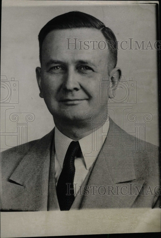 1943 Thomas Mac Mohan Detroit Newsman Pose - Historic Images