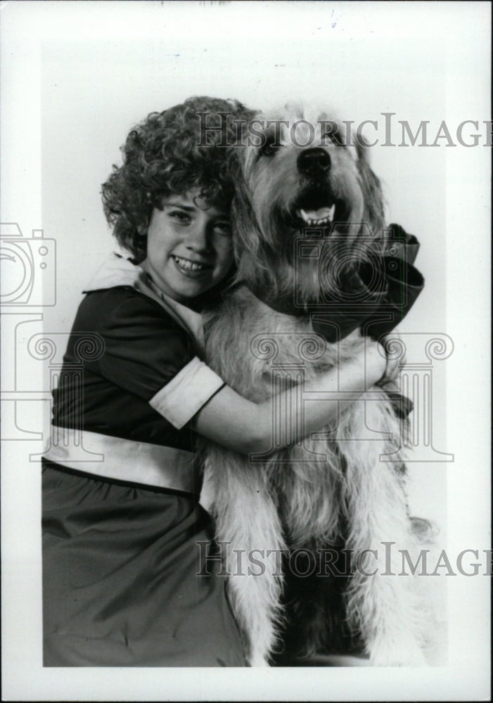 1989, Danielle Findley play Annie dogSandy M- RSA01707 - Historic Images