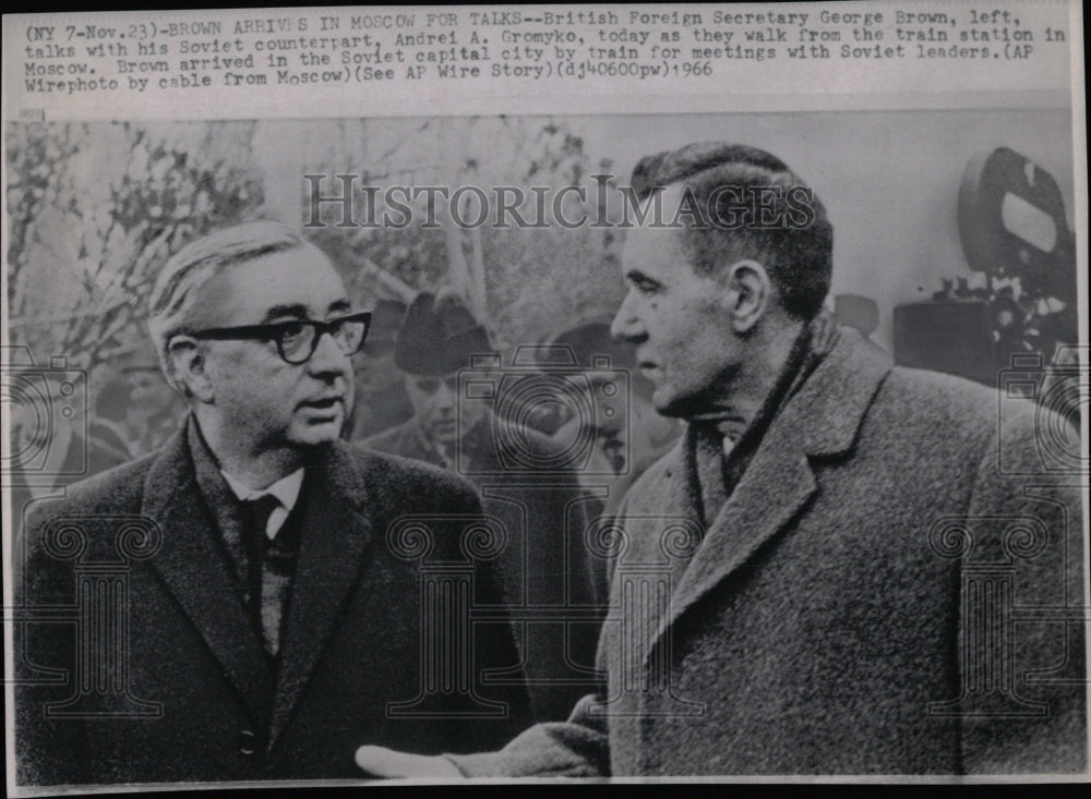 1966 Press Photo George Brown Andret Gromyko Train Stat- RSA02101 - Historic Images