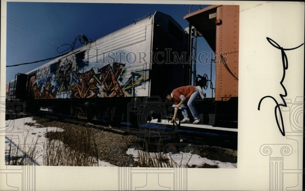 1986 Michigan Artrain Artist Hopping Off - Historic Images