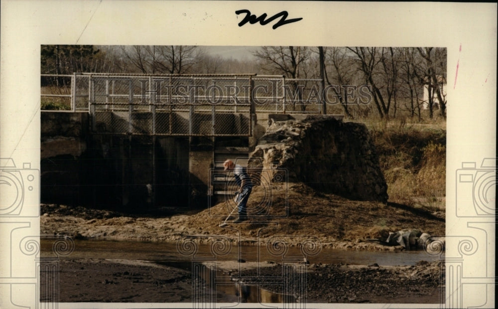 1986 Worker Clearing Flood Damage Michigan - Historic Images