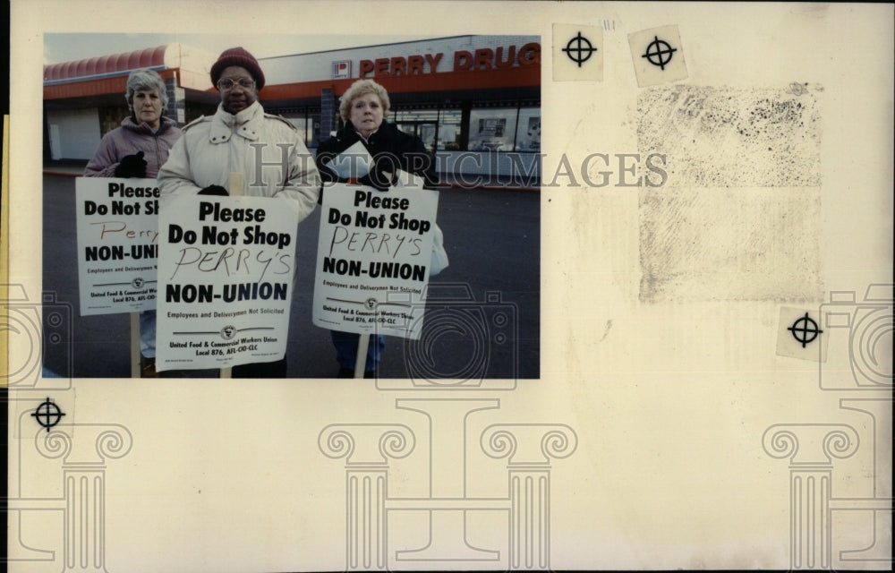 1990 Perry Drug Store Picketers Non Union - Historic Images