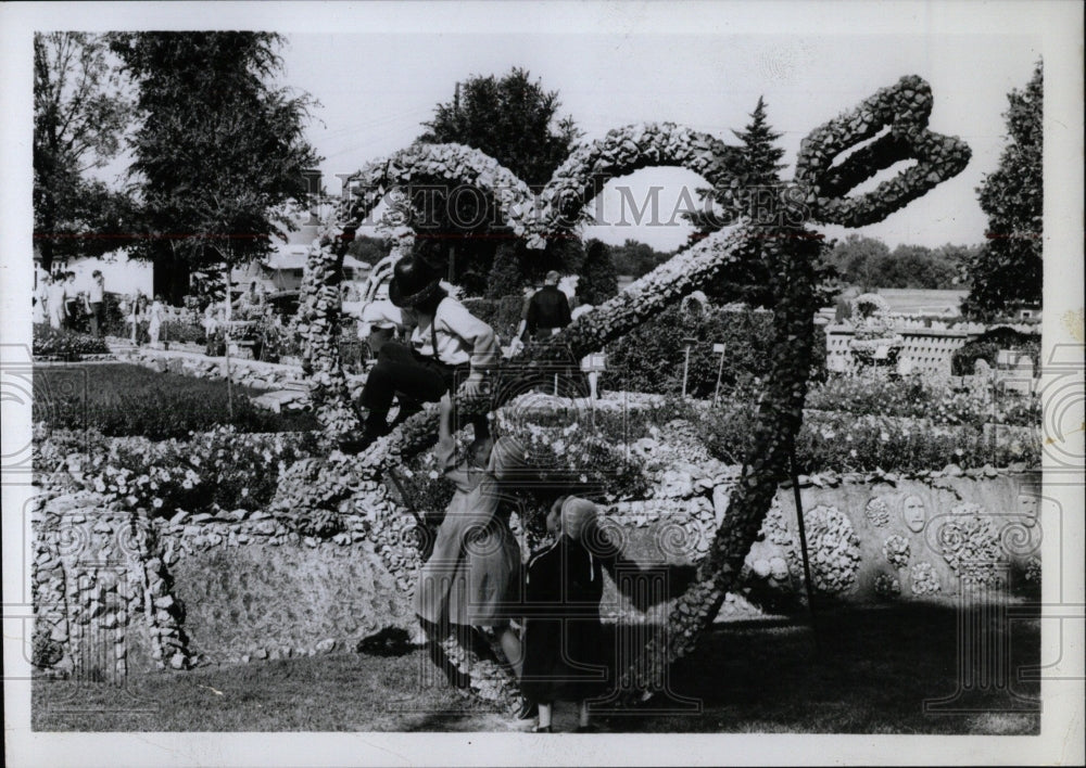 1970 Press Photo Valentines Rockome Gardens Arcola Illi - Historic Images